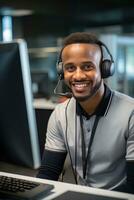 retrato de un hermoso africano hombre, cliente Servicio operador, llamada centrar trabajador hablando mediante auriculares con cliente en moderno oficina. foto