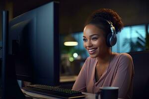 retrato de un hermosa africano cliente Servicio operador, llamada centrar trabajador hablando mediante auriculares con cliente en moderno oficina. foto