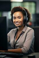 retrato de un hermosa africano cliente Servicio operador, llamada centrar trabajador hablando mediante auriculares con cliente en moderno oficina. foto