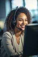 retrato de un hermosa africano cliente Servicio operador, llamada centrar trabajador hablando mediante auriculares con cliente en moderno oficina. foto