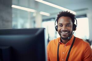 retrato de un hermoso africano hombre, cliente Servicio operador, llamada centrar trabajador hablando mediante auriculares con cliente en moderno oficina. foto
