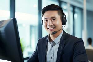 retrato de un hermoso asiático hombre, cliente Servicio operador, llamada centrar trabajador hablando mediante auriculares con cliente en moderno oficina. foto