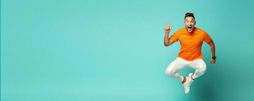 retrato de alegre hombre usa deporte Moda con vacío Copiar espacio, contento deportivo masculino sonriente en estudio fondo, ganador gesto celebrando. foto