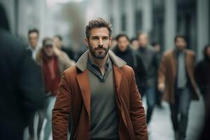 europeo hombre caminando en moderno ciudad, hermoso Europa chico camina en un concurrido peatonal calle. foto