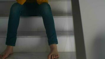 traurig Teenager Junge Weinen auf Treppe video
