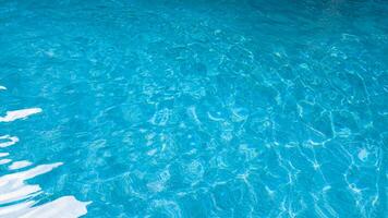 resumen piscina agua. nadando piscina fondo cáusticos onda y fluir con olas antecedentes superficie de azul nadando piscina foto