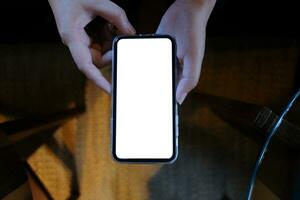 De las mujeres manos participación célula teléfono blanco Copiar espacio pantalla. inteligente teléfono con tecnología concepto. foto