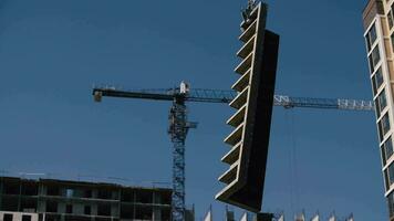 encofrado es levantado en un torre grua a un construcción sitio video