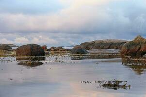 un temprano Mañana a el playa durante verano en fiordo de arena, Noruega. foto