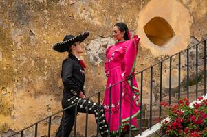 joven Hispano mujer y hombre en independencia día o cinco Delaware mayonesa desfile o cultural festival foto