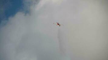 kazán, ruso federación, junio 14, 2019 - gratis extremo otoño de un Deportes avión a el rojo toro aire espectáculo en kazán, 2019 video