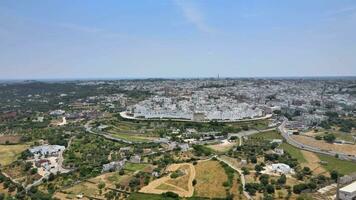 Antenne Aussicht von Ostuni, das Weiß Stadt, Apulien, Italien video