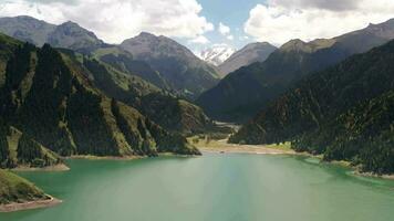 lago y montañas en tianchi, Xinjiang, porcelana. video