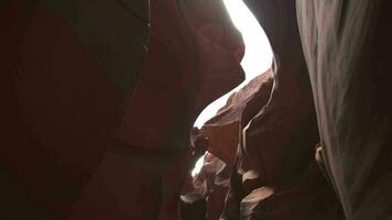 Antilope Schlucht zum Hintergrund - - beeindruckend Felsen Formationen im Seite Arizona Erstellen Labyrinth, abstrakt Muster Sandstein Wände und Balken von Sonnenlicht video