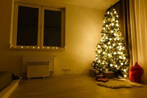 diseño habitación con Navidad abeto y el cama. interior país estilo foto