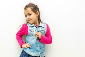 retrato de un emocional hermosa pequeño muchacha. aislado en blanco antecedentes. foto