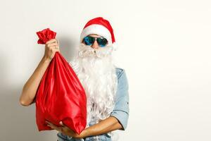 Papa Noel claus vistiendo Gafas de sol. frio Papa Noel foto