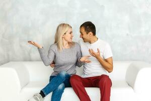 hombre y mujer son hablando en un blanco sofá foto