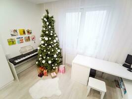 Felices fiestas. un hermoso living decorado para navidad. foto