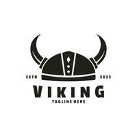 mano dibujado vikingo cabeza casco logo modelo vector