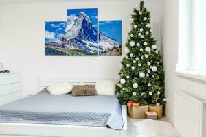 calma imagen de interior clásico nuevo año árbol decorado en un habitación con cama foto