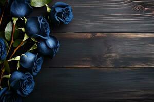 hermosa azul rosas en oscuro de madera antecedentes parte superior vista, floral modelo con Copiar espacio foto