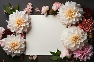 Bosquejo blanco blanco tarjeta en un gris antecedentes rodeado por blanco y rosado dalia flores foto