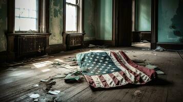 antiguo estrellas y rayas americano bandera en un de madera piso en un antiguo polvoriento abandonado habitación foto