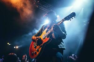 músico en brillante ligero en fumar con un guitarra a un concierto foto