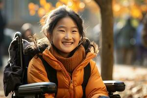 joven adorable asiático niña sonriente mientras caminando en un silla de ruedas en un otoño parque foto