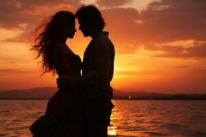 silueta de amantes abrazando Pareja hombre y mujer en contra el fondo de un hermosa puesta de sol en el mar foto