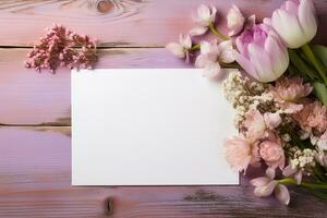 blanco tarjeta Bosquejo en rosado de madera antecedentes rodeado por flores, modelo blanco sábana de papel para diseño foto