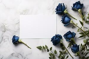 Bosquejo blanco blanco papel sábana con azul rosas flores parte superior vista, floral modelo vacío tarjeta plano laico para diseño con Copiar espacio foto