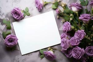 Bosquejo blanco blanco papel sábana con púrpura rosas flores parte superior ver en un gris hormigón fondo, floral modelo vacío tarjeta plano laico para diseño con Copiar espacio foto