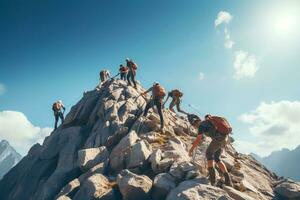 un grupo de escaladores sube a el parte superior de el montaña. viaje y montaña excursionismo concepto foto