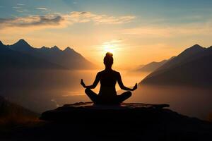 silueta de un mujer haciendo yoga en el montañas a puesta de sol espalda vista, meditación en naturaleza foto