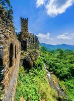 paisaje de árboles, rocas, y cielo foto