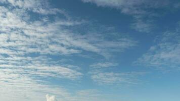 lasso di tempo movimento di nuvole nel il blu cielo su un' soleggiato estate giorno. panorama di nuvole al di sopra di il mare, tempo periodo. paesaggio cielo e nuvole su il isola video