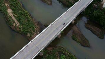 Chiang Mai das Brücke Über das Klingeln Fluss. Antenne Aussicht von das der Verkehr auf das Brücke Über das Fluss. video