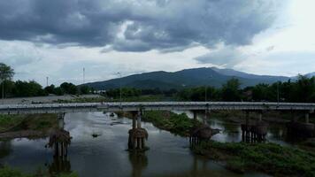 chiang Mai il ponte al di sopra di il ping fiume. aereo Visualizza di il traffico su il ponte al di sopra di il fiume. video