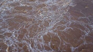 aereo Visualizza di acqua rilasciato a partire dal il drenaggio canale di il calcestruzzo diga è un' modo di traboccante acqua nel il piovoso stagione. superiore Visualizza di torbido Marrone foresta acqua flussi a partire dal un' diga nel Tailandia. video