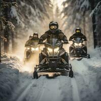 motos de nieve. aventurero paseos mediante Nevado terreno foto