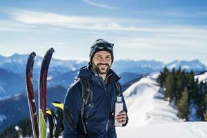 Alemania, baviera, cuello braun, retrato de sonriente hombre en un esquí excursión en invierno en el montañas teniendo un descanso foto