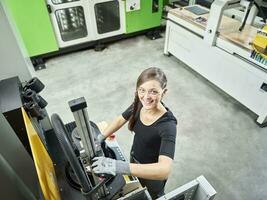 joven mujer trabajando en un máquina foto