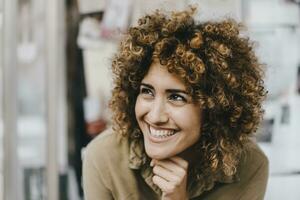 retrato de un riendo bonito mujer foto