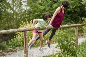 madre y hija teniendo divertido en naturaleza medio ambiente foto