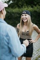 joven mujer riendo a hombre al aire libre foto