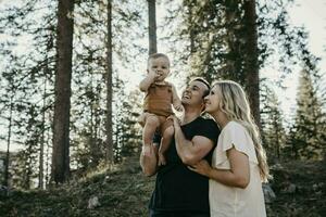 contento familia con pequeño hijo en un excursionismo viaje en un bosque, schwaegalp, nesslau, Suiza foto