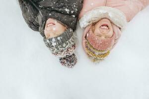 retrato de dos hermanos acostado en nieve foto