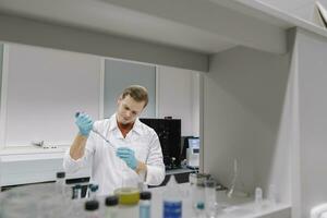 científico trabajando con un pipeta en laboratorio foto